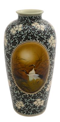 색자기 꽃과 새장식 꽃병